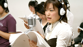 役になりきって！アテレコ実習の授業！