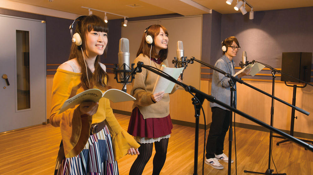 歌って、踊って、演じて、しゃべる!プロの声優になるには?