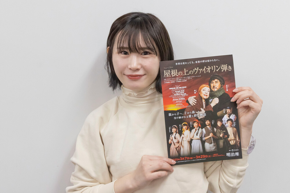 【卒業生の活躍】ミュージカル『屋根の上のヴァイオリン弾き』にミュージカル学科卒業生の加藤 楓さんがツァイテル婆さん役として出演します。